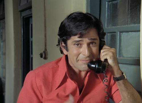 Deewaar-1975.1080p.BluRay.Rip.x264.DTS.5.1.ESub-DUS-IcTv.mkv_snapshot_01.30.34.708.jpg