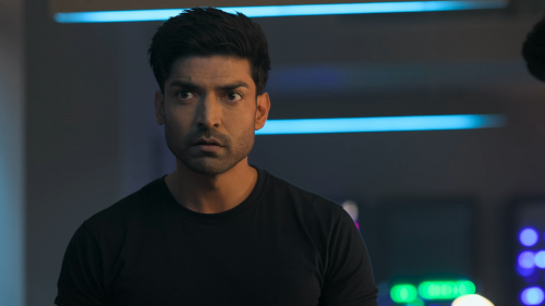 Commander.Karan.Saxena.S01E01.Namak.Ka.Paani.1080p.HS.WEB-DL.AAC2.0.x264-DUS.mkv_20240830_180636.203.png