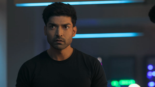 Commander.Karan.Saxena.S01E01.Namak.Ka.Paani.720p.HS.WEB-DL.AAC2.0.x264-DUS.mkv_20240830_180530.095.png