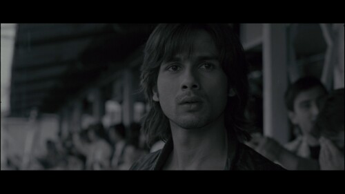 Kaminey-2009-1080p-BluRay-Remux-AVC-DTS-MA-5.1---Kysrze.mkv_snapshot_00.05.33.625.jpg