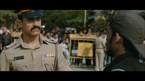 Talaash.2012.BluRay.1080p.DTS-HD.MA.5.1.AVC.REMUX-FraMeSToR.mkv_snapshot_00.08.31.594.jpg